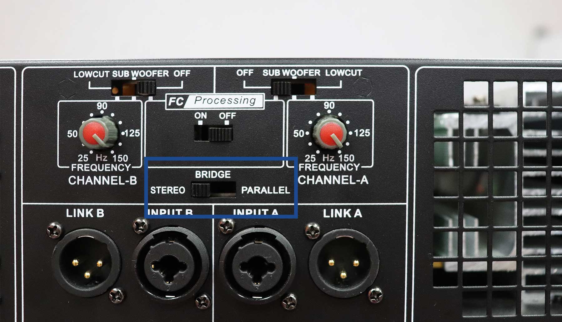 Low-distortion audio amplifier for professional use Low-distortion audio amplifier for professional use